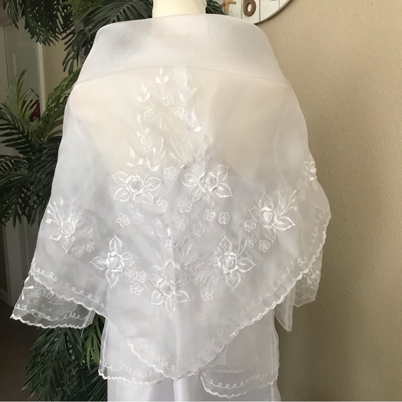 Beautiful White Maria Clara Filipiniana gown with classic embroidery, 3 pcs. Set - Picture 8 of 17